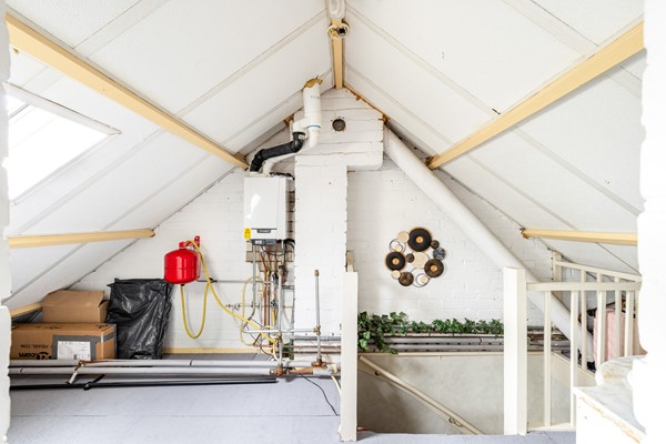 Foto - Te koop: Ruime 2-onder-1-kapwoning met dubbele garage, eigen oprit en fijne tuin